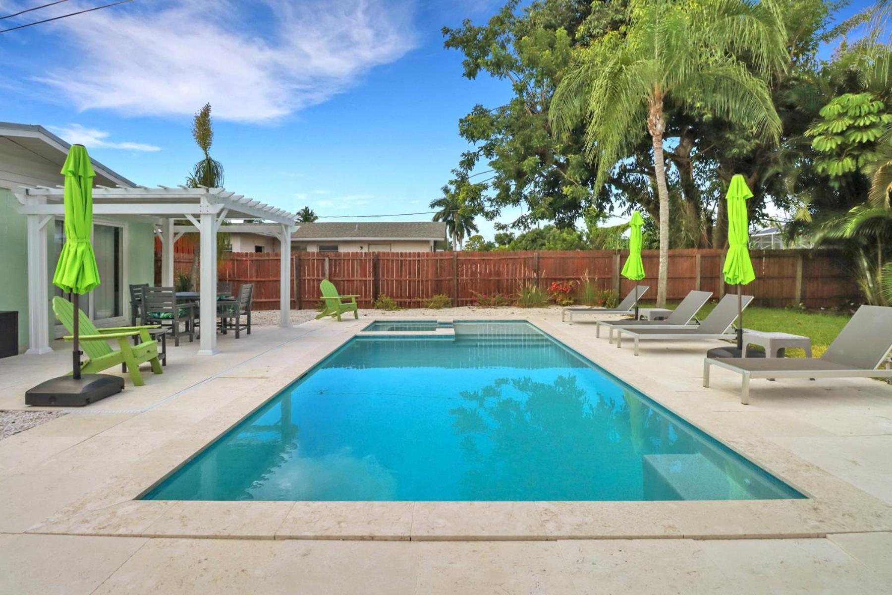 Little Beach House W/ Pool&Spa - 5 Minutes To Vanderbilt Beach North North Naples المظهر الخارجي الصورة