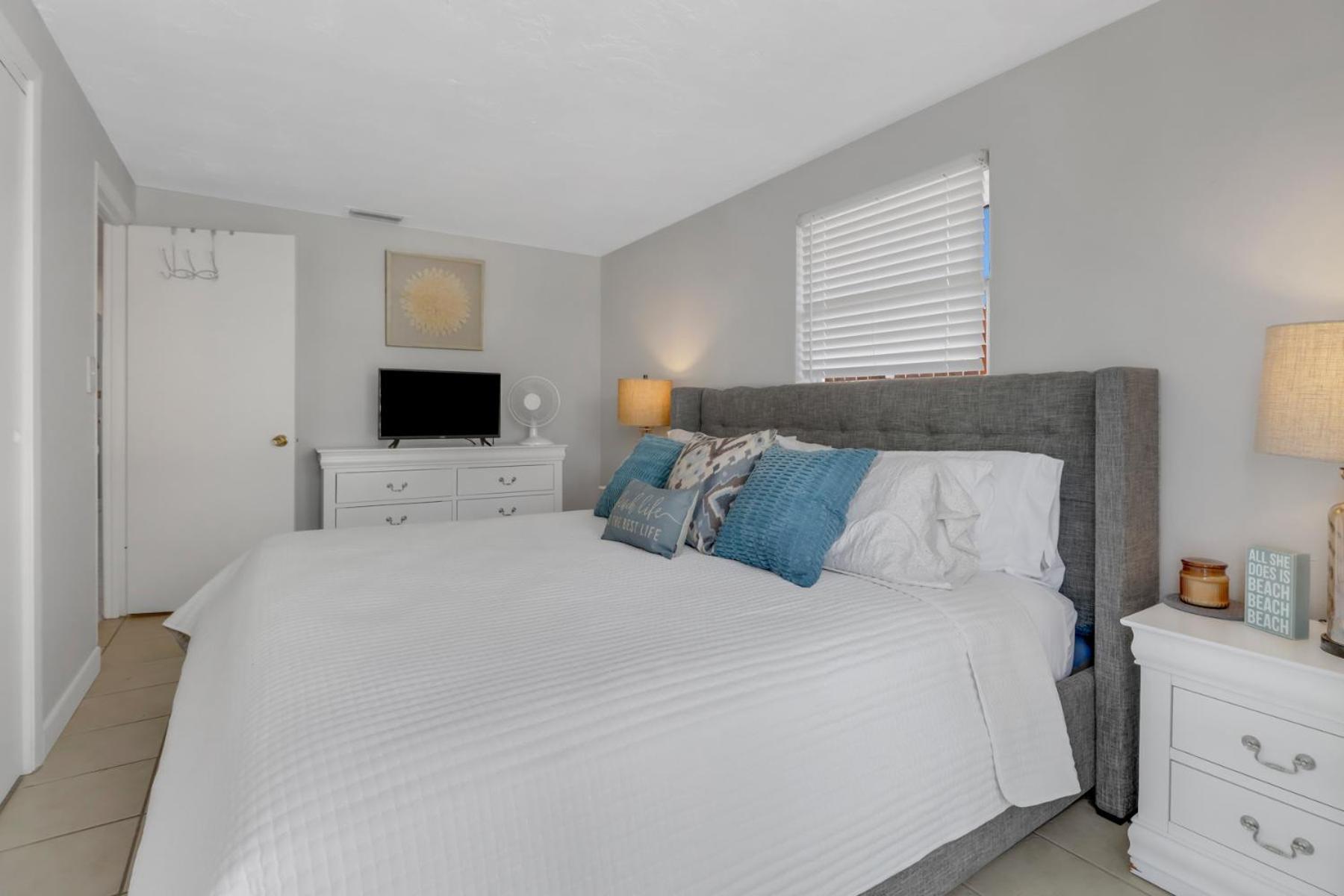 Little Beach House W/ Pool&Spa - 5 Minutes To Vanderbilt Beach North North Naples المظهر الخارجي الصورة